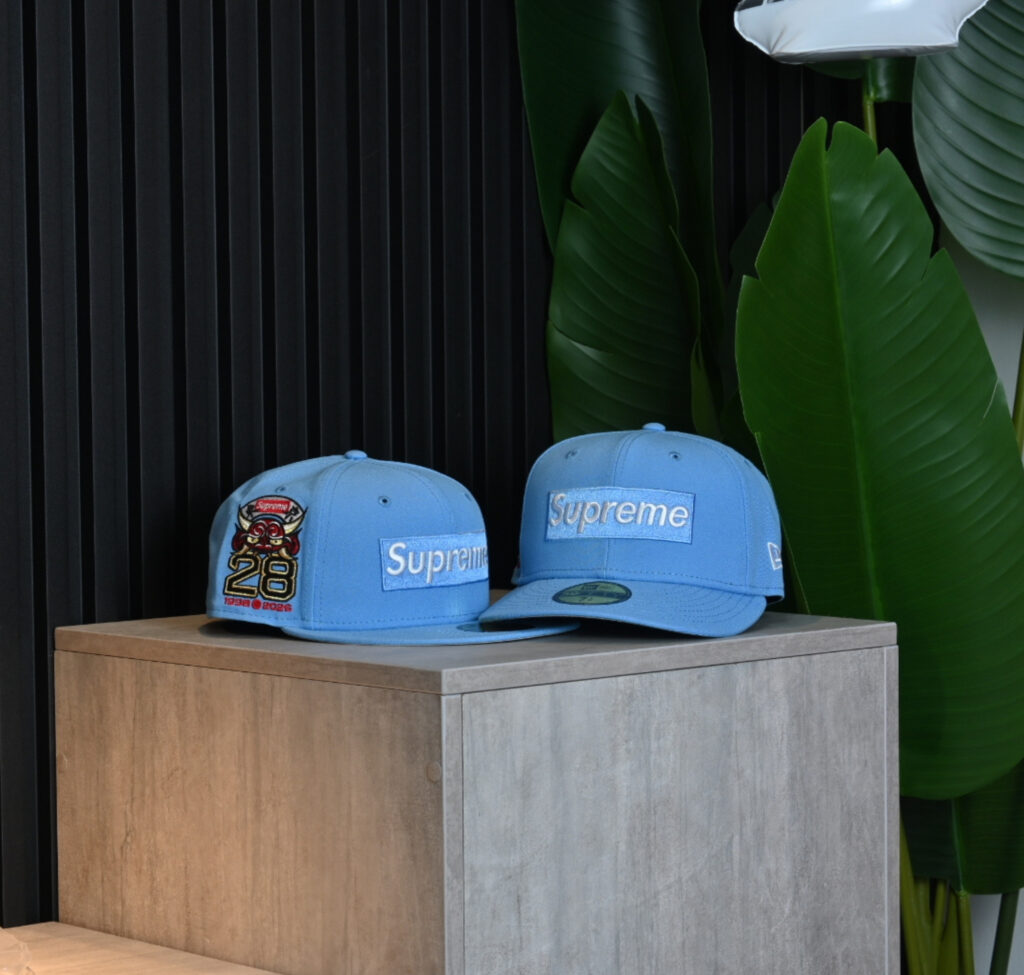 fotografía de producto gorras Supreme azul