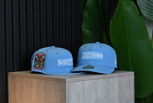 fotografía de producto gorras Supreme azul