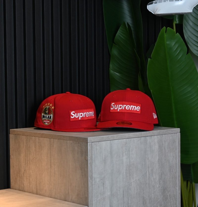 fotografía de producto gorras Supreme roja